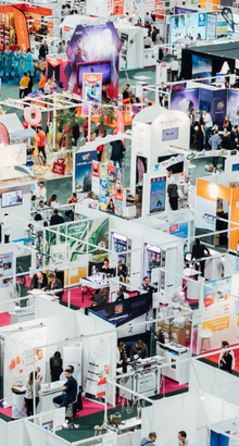 Visiteurs lors d'un salon vus d'en haut