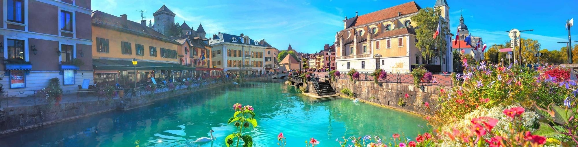 Vue du fleuve traversant le centre d'Annecy