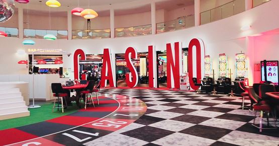 Intérieur du Pasino de La Grande Motte avec le mot CASINO ecrit en gros
