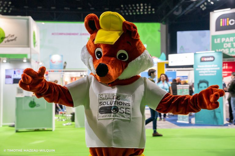 Mascotte de l’ours accueillant les visiteurs sur le salon SolutionsCSE