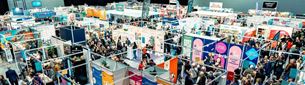 Photographie d'un salon professionnel, avec foule dans les allées et de nombreux stands