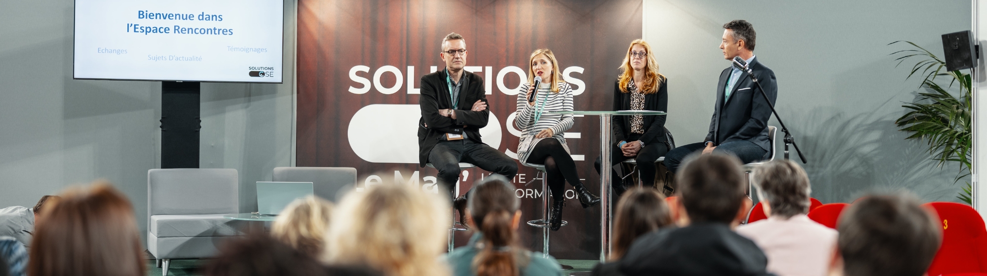 Conférence dans l’espace rencontres du salon Solutions CSE avec plusieurs intervenants sur scène devant un public.