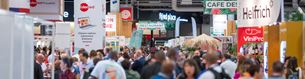 Des visiteurs près du stand Helfrich