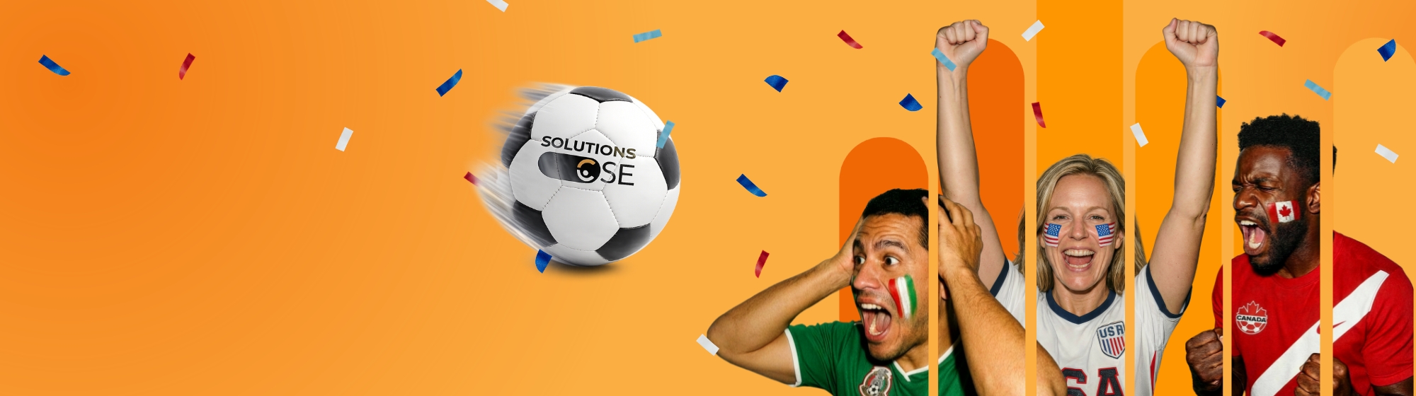 Trois personnes souriant avec un ballon de foot
