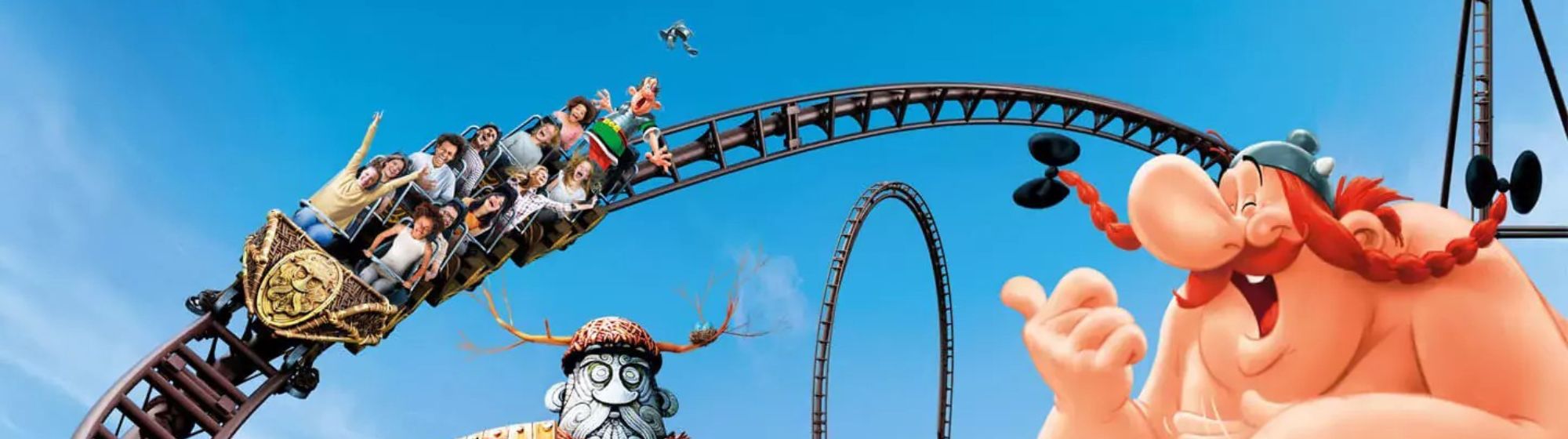 Attraction de montagne russe du Parc Astérix avec un train lancé sur un parcours thématique face à un ciel bleu