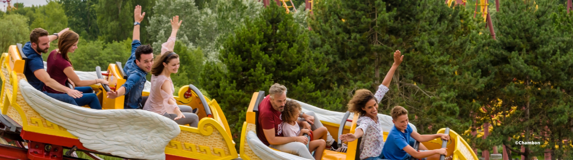Personnes dans les manèges du Parc Astérix