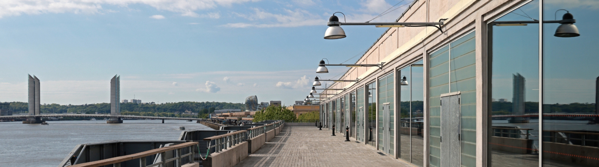 Extérieur du Hangar 14 à Bordeaux avec la ville derrière