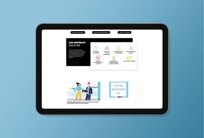 Une tablette allumée sur un fond bleu