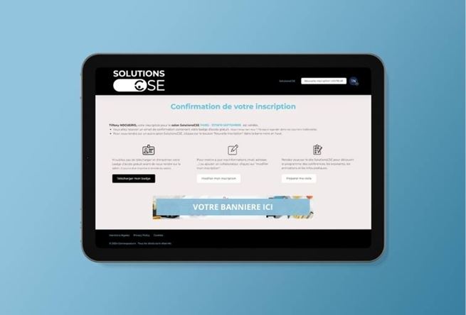 Une tablette ouverte sur la page d'accueil SolutionsCSE