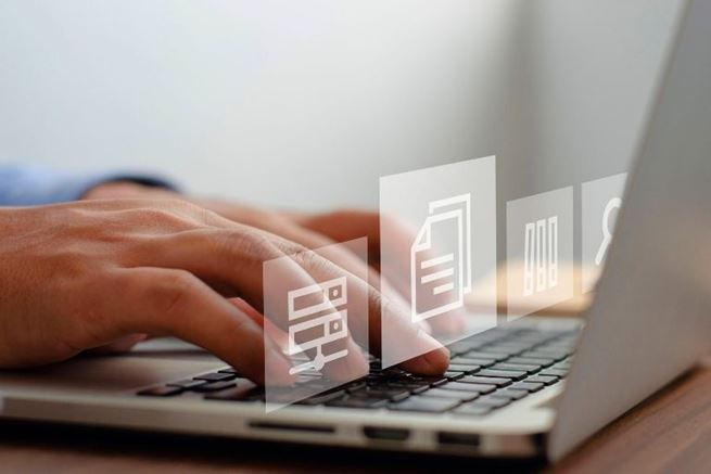 Deux mains tapant sur le clavier d'un ordinateur portable