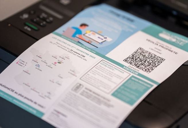Un billet d'entrée au salon avec un QR code