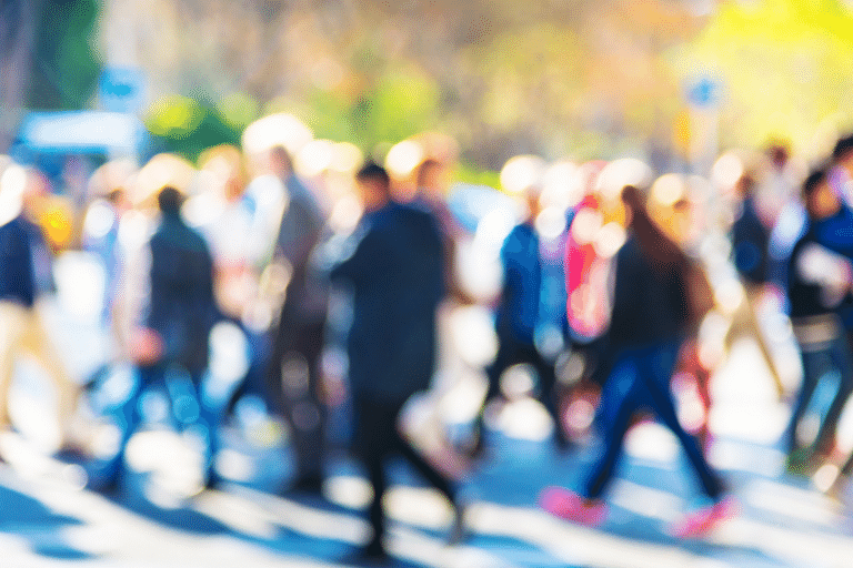 Image floue d'une foule marchant dans la rue