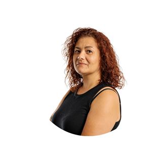 Portrait professionnel de Sandrine Pracca sur fond blanc