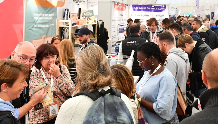 Foule circulant devant les salons d'un salon