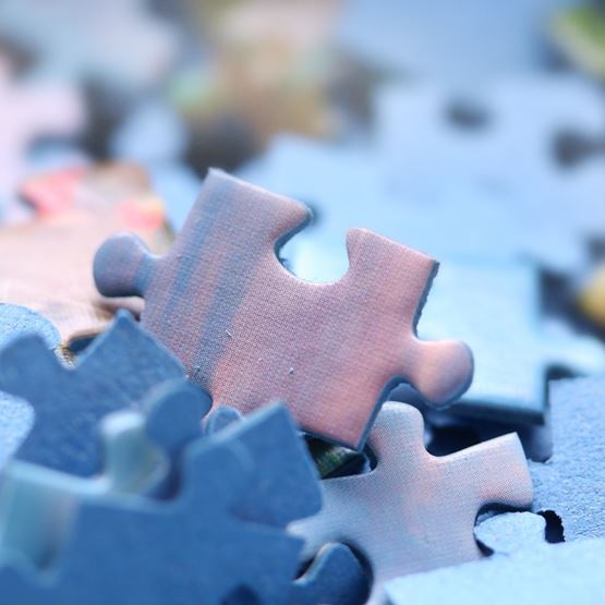 Des pièces de puzzle bleues