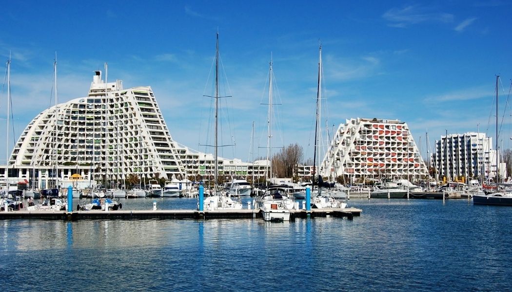 Vue du port de plaisance de La Grande-Motte avec ses célèbres bâtiments en forme de pyramides