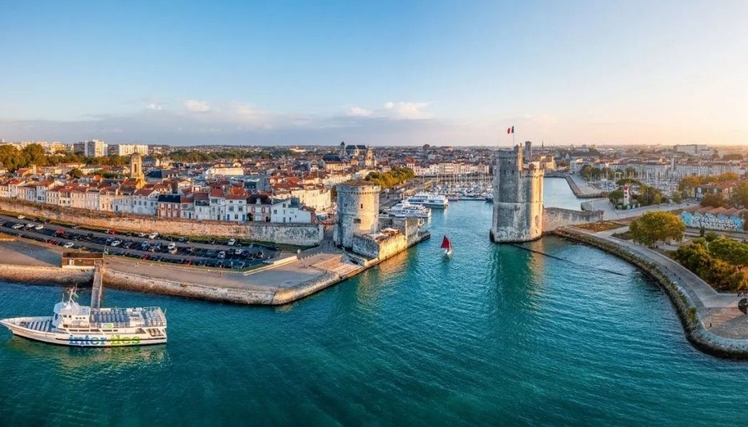 Vue aérienne du vieux port de La Rochelle avec ses tours médiévales