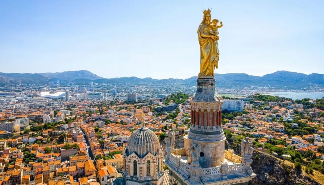 Vue de Marseille depuis Notre-Dame de la Garde avec la ville et la Méditerranée en arrière-plan