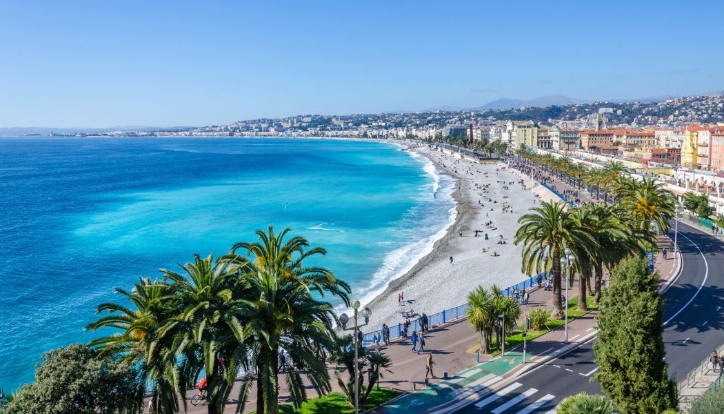 Vue de Nice et de la Promenade des Anglais au bord de la mer Méditerranée