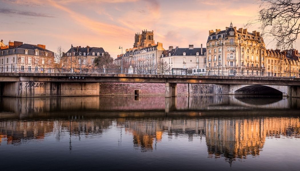 Vue de Rennes avec ses bâtiments historiques et son centre-ville