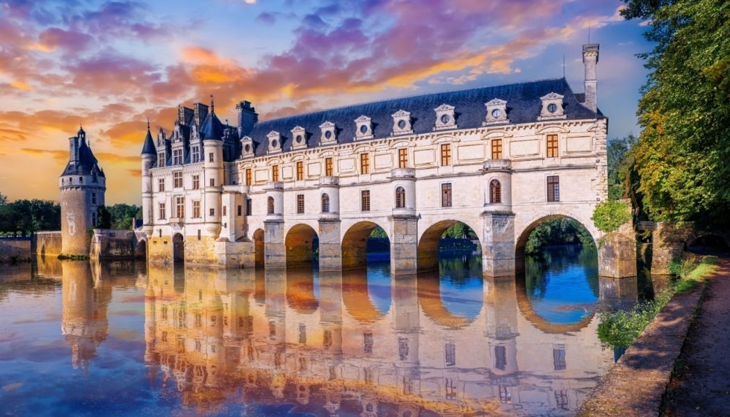 Vue de Tours avec son pont historique et la Loire