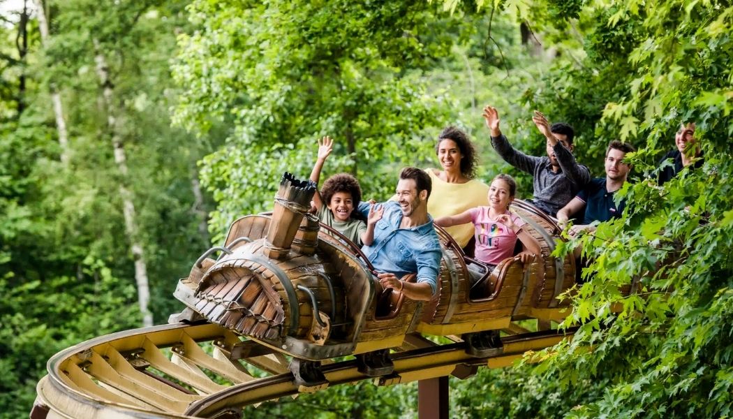 Attraction du Parc Astérix au cœur d’un environnement boisé