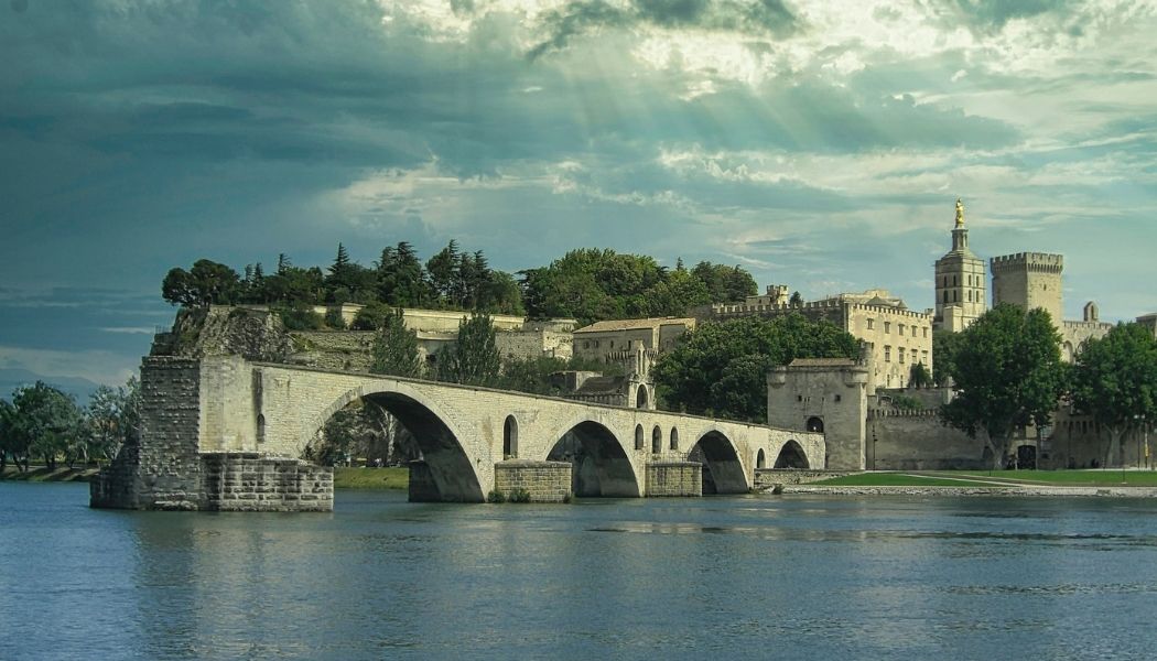 Vue d’Avignon avec le pont Saint-Bénézet et le Palais des Papes