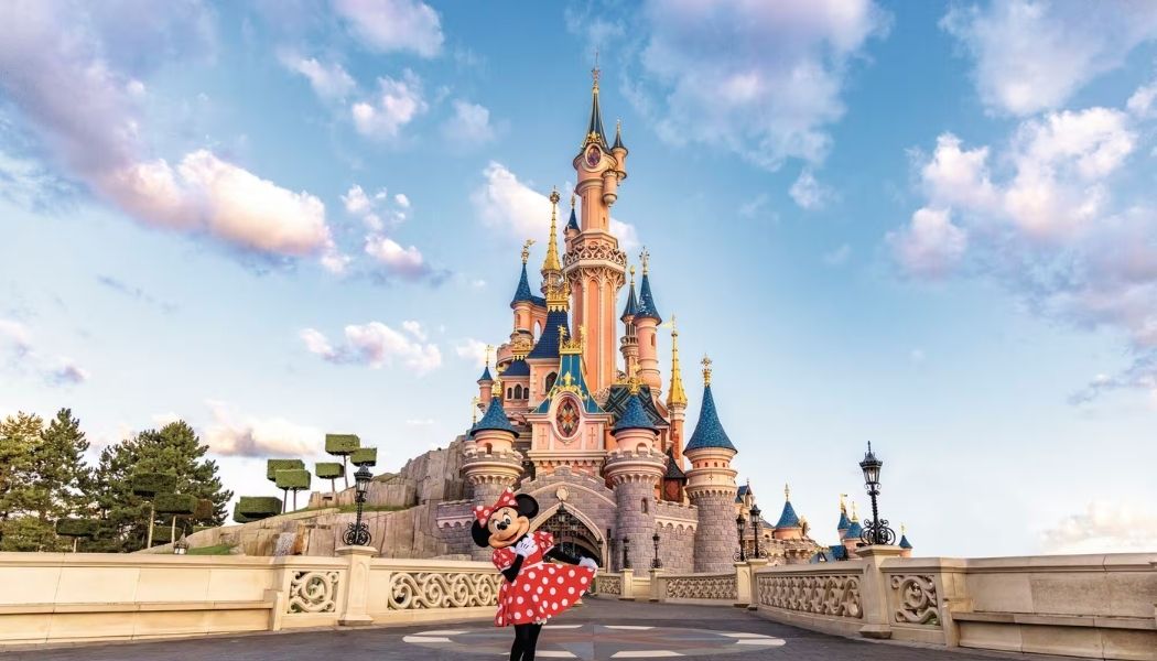 Château de Disneyland Paris avec Mickey devant le château emblématique