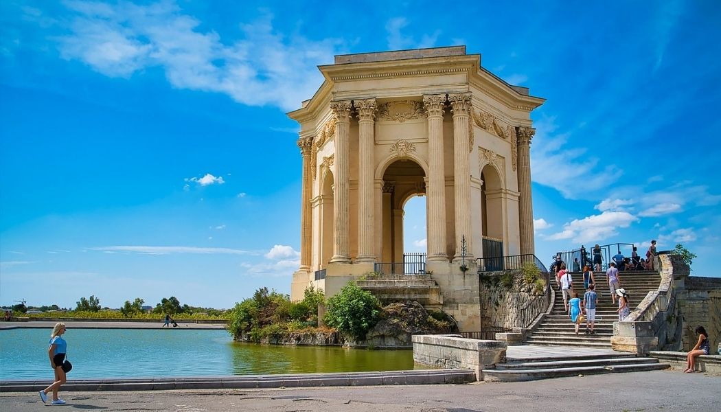 Vue de Montpellier depuis la promenade du Peyrou avec son bassin et son monument historique