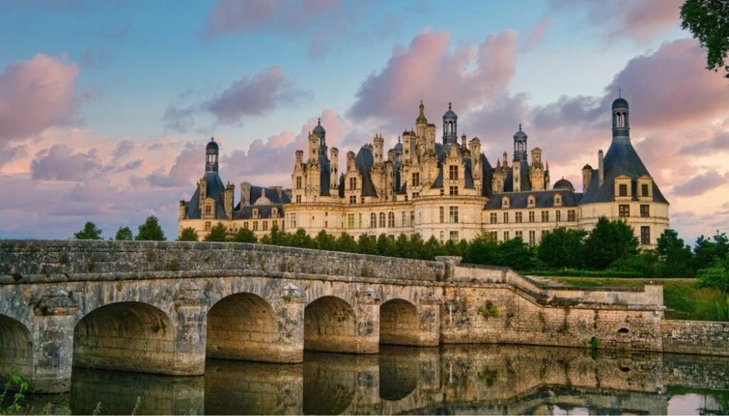 Vue du château de Chambord avec son pont en pierre au bord de l’eau