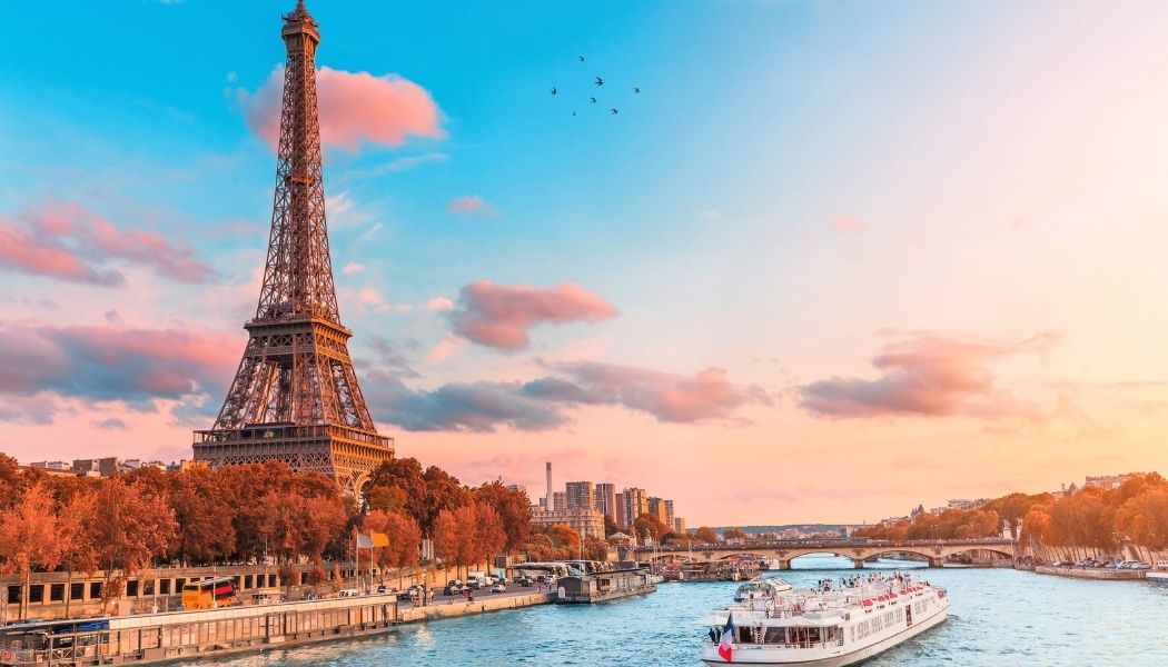 Vue de la tour Eiffel au bord de la Seine à Paris au coucher du soleil