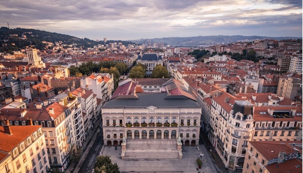 Vue panoramique de Saint-Étienne avec l’Hôtel de Ville et le centre historique