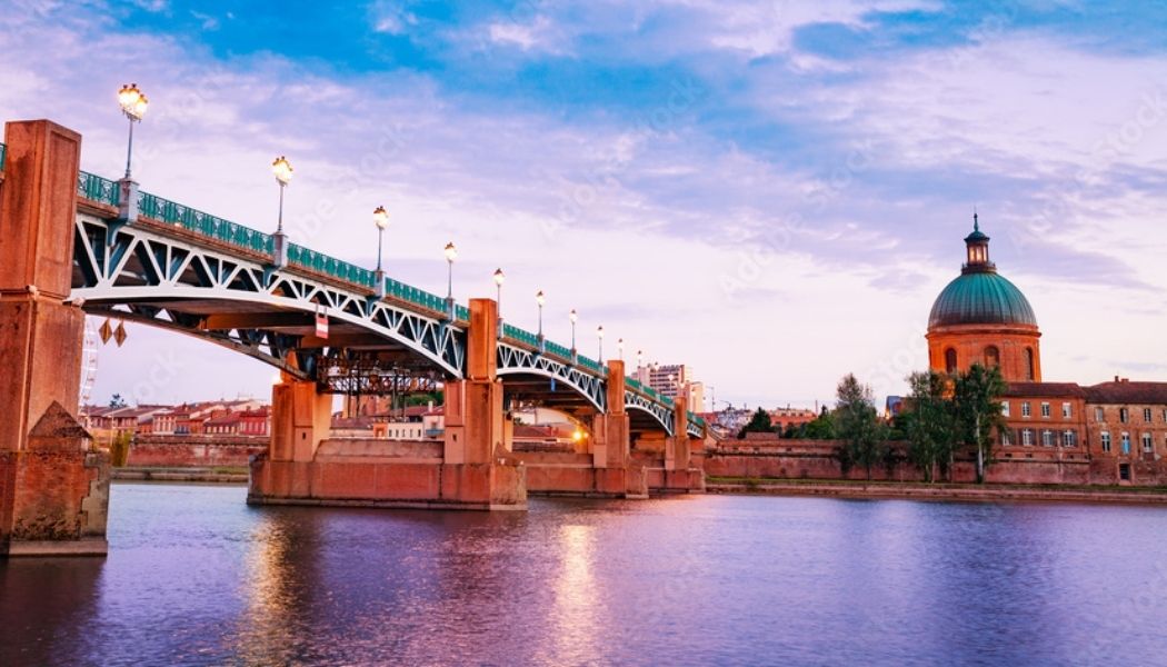 Vue de Toulouse avec le pont et la Garonne au coucher du soleil
