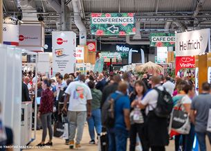 Visiteurs marchant dans les couloirs du salon
