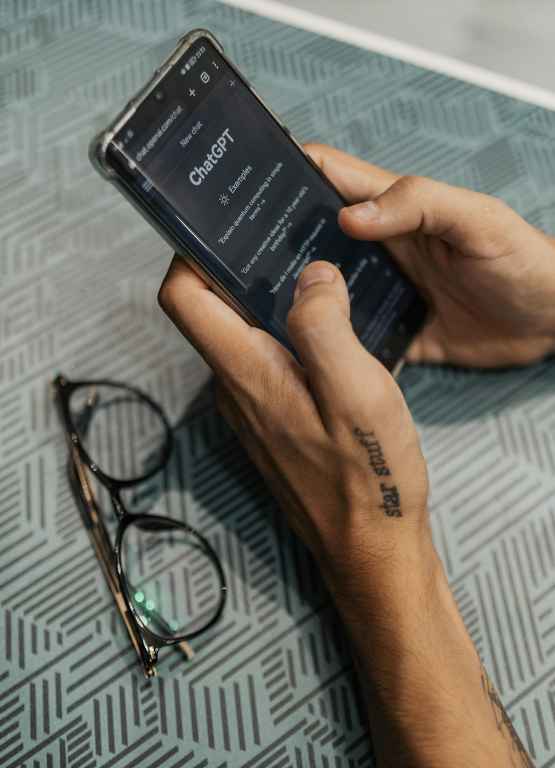 Personne utilisant ChatGPT sur un smartphone