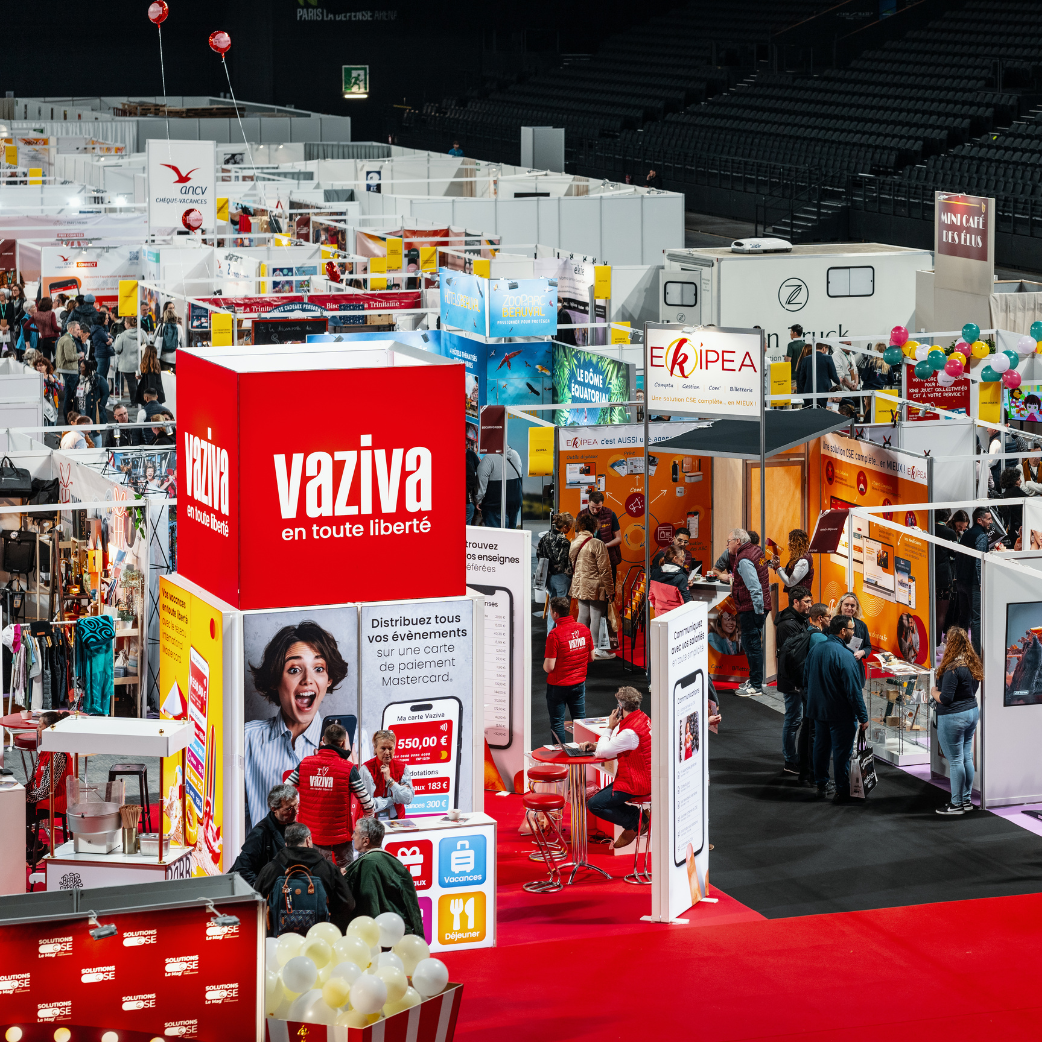 Vue aérienne de l'intérieur d'un salon avec des exposants