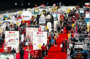 Couloirs d'un salon d'exposition avec des visiteurs et des exposants