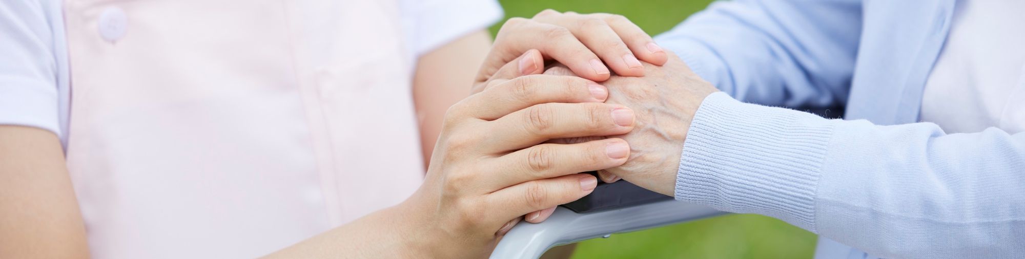 Aidante accompagnant une personne âgée à domicile dans le cadre d’un service à la personne