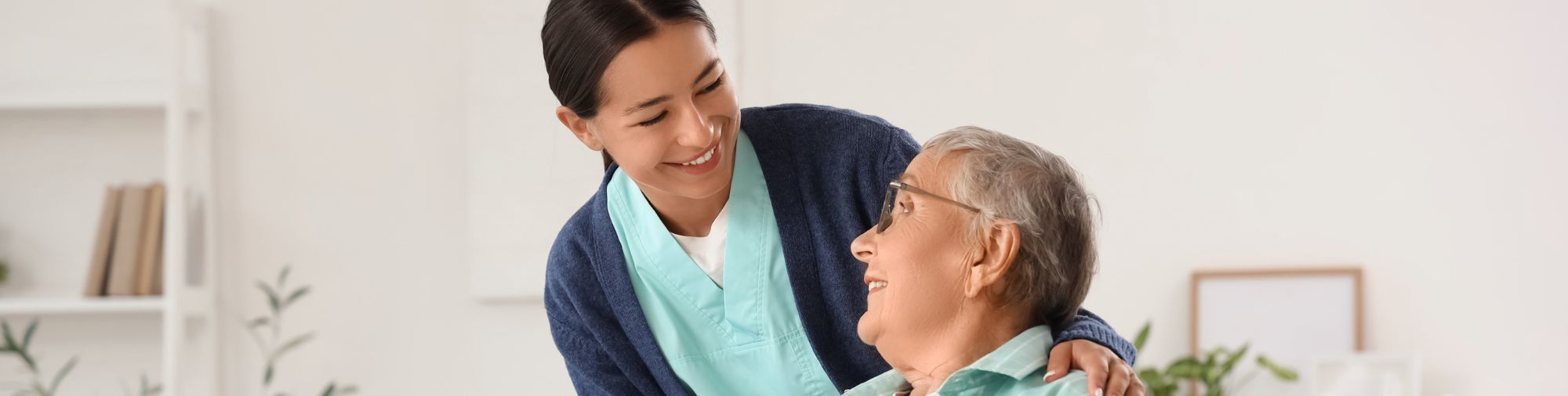 Professionnelle de santé accompagnant une personne âgée avec bienveillance
