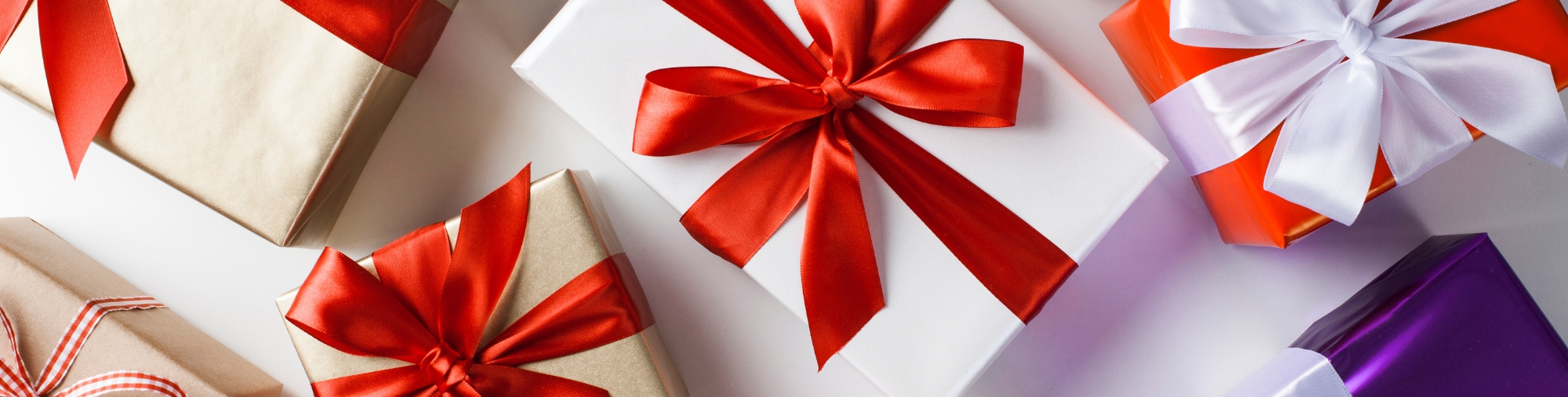 Collection de cadeaux emballés représentant les avantages salariés proposés par les CSE
