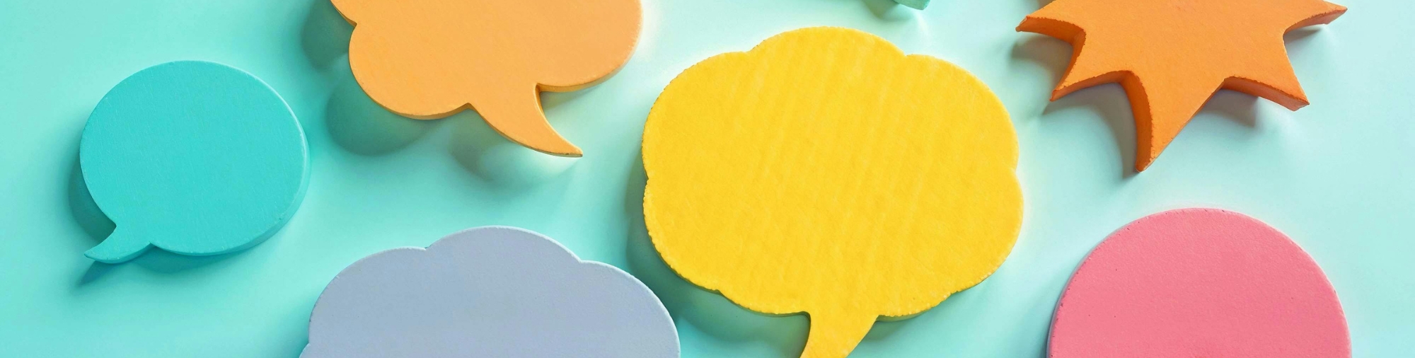 Illustration de bulles de dialogue colorées représentant les échanges et la communication en entreprise