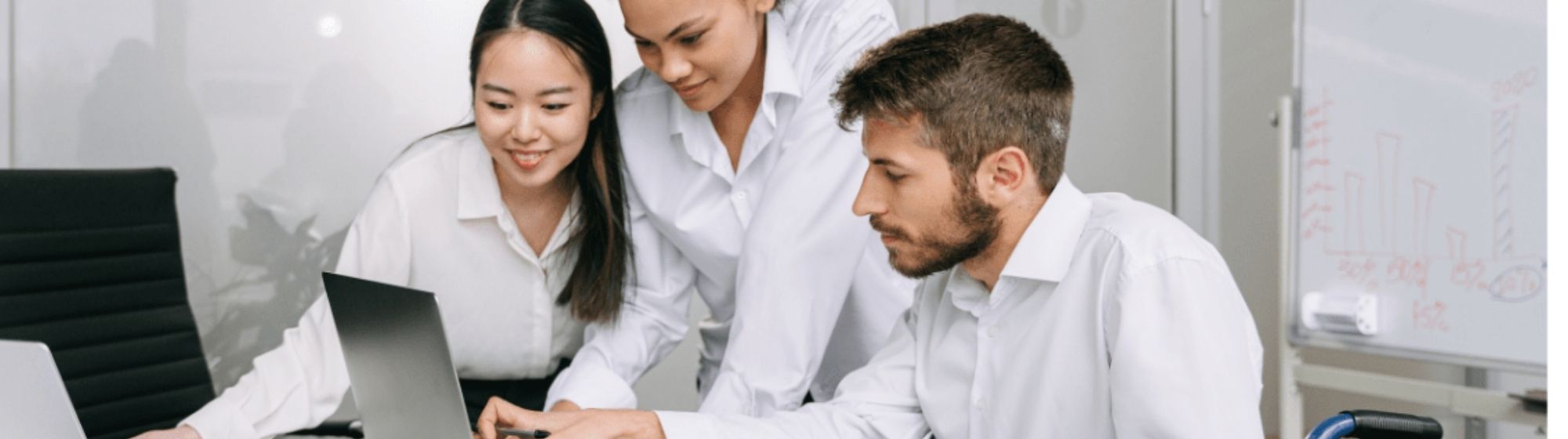 Collaborateurs en réunion autour d’un ordinateur au travail