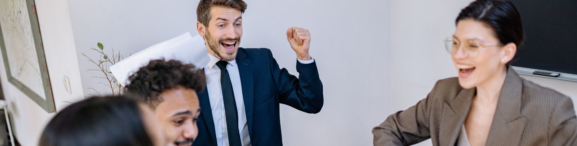 Bien-être et reconnaissance au travail Salariés heureux célébrant une réussite dans un bureau