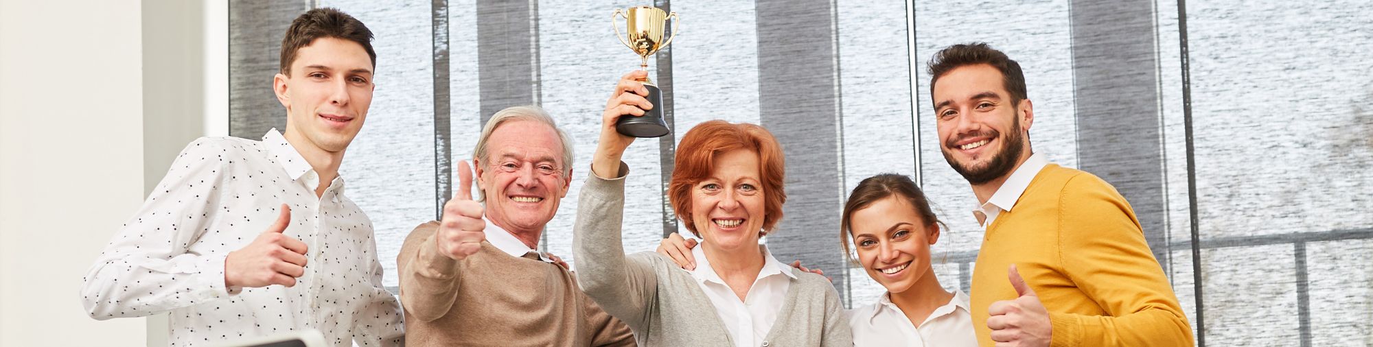 Trophées des CSE – Une équipe récompensée Groupe de professionnels célébrant une récompense lors des Trophées des CSE
