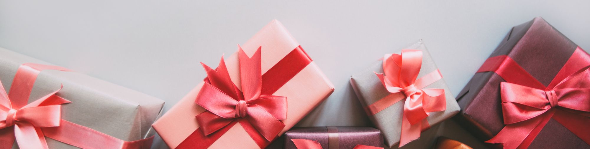 Coffrets cadeaux de Noël emballés avec des rubans rouges pour les offres CSE aux salariés