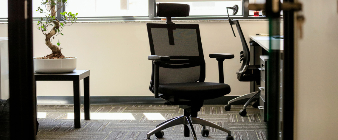 Un fauteuil de bureau vide