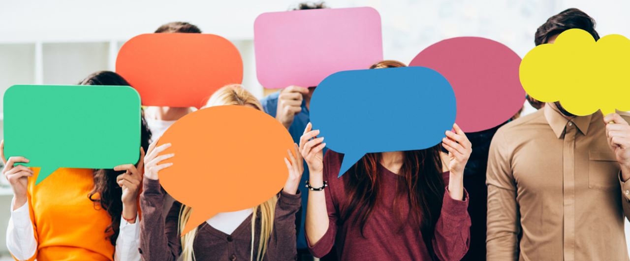 Plusieurs personnes tenant devant leur visage une bulle de dialogue colorée