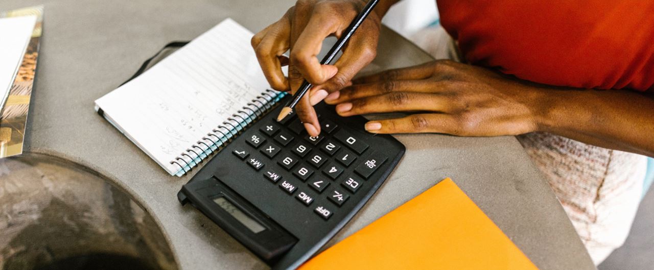 Une femme utilisant une calculatrice