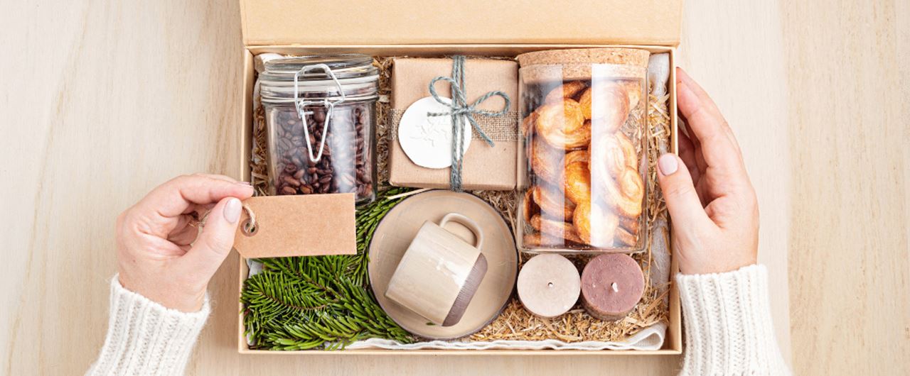 Un boite en carton contenant des aliments et des bougies