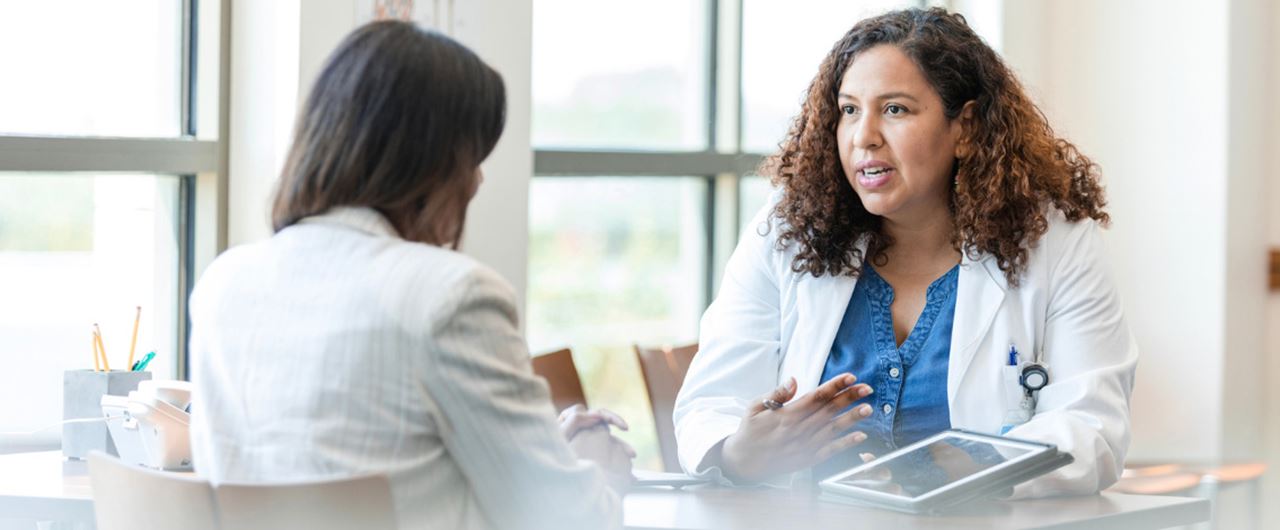 Un médecin discutant avec une patiente
